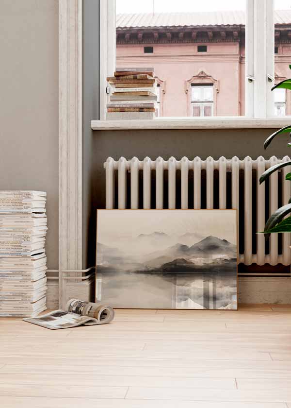 Cuadro horizontal de montañas difuminadas con niebla, lago en calma y reflejos en tonos gris, negro y beige, estilo naturaleza y paisajes. Disponible en kudeko.com