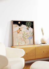 Quadratisches Wandbild mit zwei tanzenden Frauen unter dem Mond, hellen Bergen, tropischen Blättern, blauer Vase, Zweigen, roten Früchten, Beige, Schwarz, Terrakotta, Olivgrün und Illustrationsstil. Erhältlich auf kudeko.com
