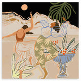 Quadratisches Wandbild mit zwei tanzenden Frauen unter dem Mond, hellen Bergen, tropischen Blättern, blauer Vase, Zweigen, roten Früchten, Beige, Schwarz, Terrakotta, Olivgrün und Illustrationsstil. Erhältlich auf kudeko.com