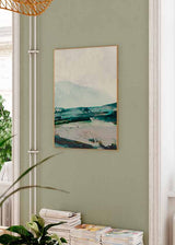 Quadro emoldurado de montanhas abstratas com horizonte amplo, campos em verde petróleo, turquesa suave, branco sujo e contrastes escuros, num estilo abstrato sereno. Disponível em kudeko.com
