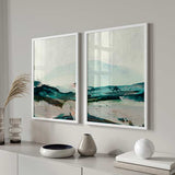 Cuadro de paisaje abstracto con montañas difusas, franjas en verde petróleo, turquesa, blanco roto y acentos oscuros, de estilo abstracto. Disponible en kudeko.com