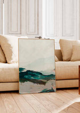 Cuadro de paisaje abstracto con montañas difusas, franjas en verde petróleo, turquesa, blanco roto y acentos oscuros, de estilo abstracto. Disponible en kudeko.com