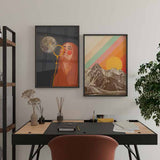 Gerahmtes Wandbild mit verschneiten Bergen in Sepiatönen, großer gelber Sonne und diagonalen Streifen in Orange, Koralle, Aqua und Creme im Vintage-Stil. Erhältlich auf kudeko.com