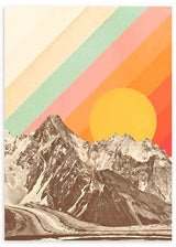 Gerahmtes Wandbild mit verschneiten Bergen in Sepiatönen, großer gelber Sonne und diagonalen Streifen in Orange, Koralle, Aqua und Creme im Vintage-Stil. Erhältlich auf kudeko.com