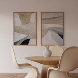 Cuadro abstracto con formas geométricas fluidas en tonos beige, blanco y negro, kudeko.com