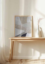 Cuadro abstracto con formas geométricas fluidas en tonos beige, blanco y negro, kudeko.com