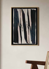 Abstraktes Wandbild mit großen unregelmäßigen schwarzen Streifen auf hellbeigem Hintergrund, markantem Kontrast und schlichter zeitgenössischer Gestaltung. Erhältlich auf kudeko.com