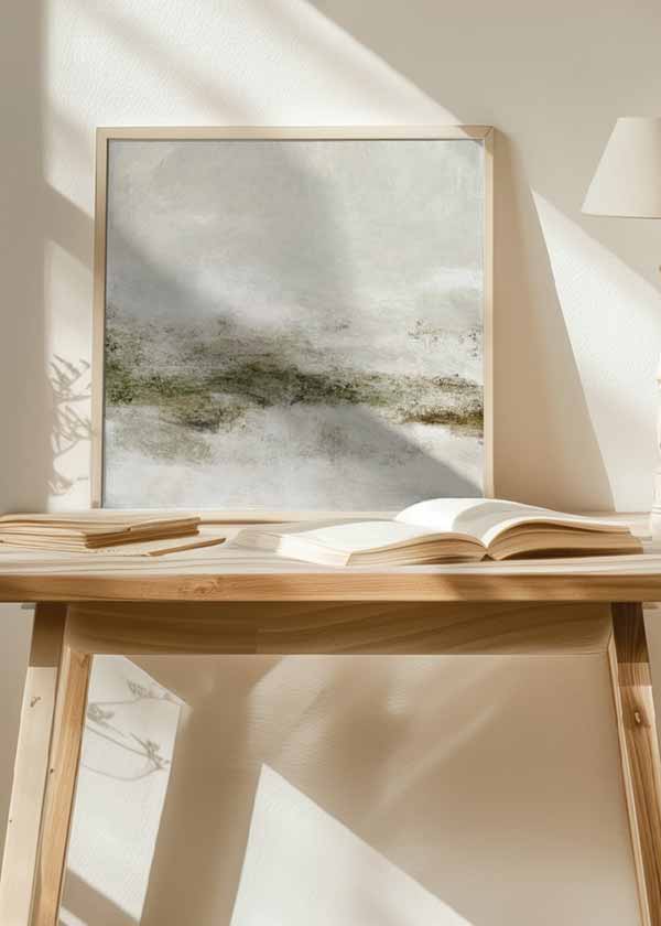 Cuadro cuadrado con paisaje abstracto en tonos marfil, blanco roto, verde oliva y tierra, con composición etérea y estilo abstracto. Disponible en kudeko.com