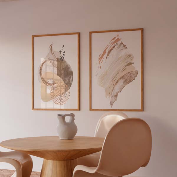 Ensemble de deux tableaux encadrés avec formes abstraites organiques, larges traits et textures douces en beige, sable, blanc cassé et brun, dans un style abstrait contemporain. Disponible sur kudeko.com