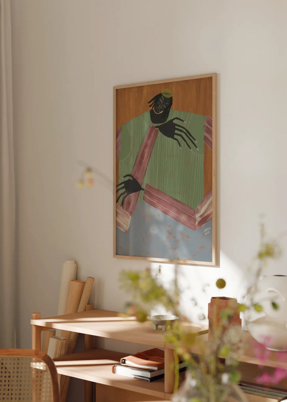 Cuadro decorativo de estilo minimalista y orgánico colocado en salón, figura femenina abstracta e introspectiva, modelo No Place to Be