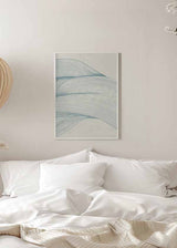 Cuadro de líneas onduladas inspiradas en el mar, con formas fluidas en azul grisáceo, blanco roto y fondo claro, de estilo abstracto. Disponible en kudeko.com