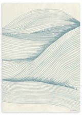 Wandbild mit feinen geschwungenen Linien in Graublau auf elfenbeinfarbenem Hintergrund, abstraktem Motiv und minimalistischem Stil für eine ruhige ausgewogene Wandgestaltung. Erhältlich auf kudeko.com