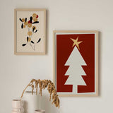 Cuadro de árbol de Navidad blanco con estrella dorada sobre fondo rojo intenso, composición limpia de estilo minimalista. Disponible en kudeko.com