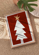Cuadro de árbol de Navidad blanco con estrella dorada sobre fondo rojo intenso, composición limpia de estilo minimalista. Disponible en kudeko.com