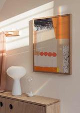 Cuadro de composición abstracta con bloques beige, crema, negro y naranja, círculos coral y texturas superpuestas de estilo abstracto. Disponible en kudeko.com