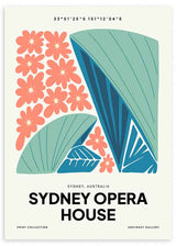 Quadro da Ópera de Sydney com formas arquitetónicas em azul e turquesa, flores coral, fundo claro e estilo de ilustração retro contemporâneo para uma decoração de parede luminosa. Disponível em kudeko.com