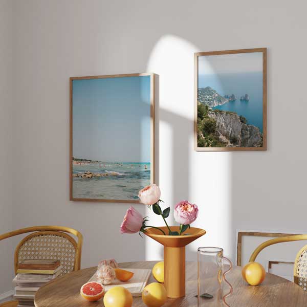 Ensemble de deux tableaux avec plage paisible à l’eau turquoise, falaises rocheuses face à la mer bleue, tons sable, blanc et vert, style photographique lumineux et naturel. Disponible sur kudeko.com