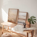 Wandbild mit abstrakter Landschaft in Beige, Creme, Sand und Terrakotta, diffuser Komposition, subtiler Textur und modernem abstraktem Stil. Erhältlich auf kudeko.com