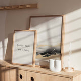 Tableau avec paysage abstrait de montagnes diffuses dans la brume, en beige, blanc cassé, gris fumée, noir et touches dorées, dans un style abstrait apaisé. Disponible sur kudeko.com