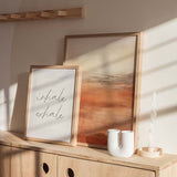 Tableau avec paysage abstrait, horizon diffus, montagnes douces, tons terracotta, sable, beige et gris fumée, dans un style abstrait pour une décoration murale apaisée. Disponible sur kudeko.com