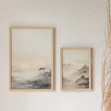 Cuadro de paisaje con amanecer brumoso, sol tenue, montañas suaves, agua tranquila, árboles delicados en gris, beige y crema, de estilo naturaleza y paisajes. Disponible en kudeko.com