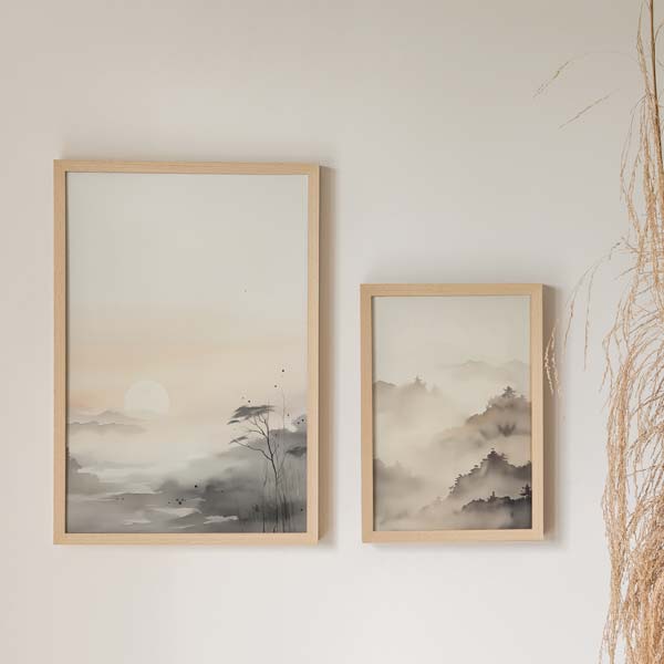 Conjunto de dos cuadros con paisaje de amanecer brumoso, montañas suaves, árboles oscuros, niebla beige y gris, estilo naturaleza y paisajes. Disponible en kudeko.com