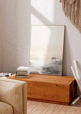 Cuadro de paisaje con amanecer brumoso, sol tenue, montañas suaves, agua tranquila, árboles delicados en gris, beige y crema, de estilo naturaleza y paisajes. Disponible en kudeko.com