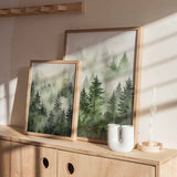 Ensemble de deux tableaux avec forêt de pins dans la brume, couches d’arbres en vert sauge, vert mousse, gris et crème, style nature et paysage épuré. Disponible sur kudeko.com