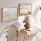 Cuadro horizontal de playa serena con horizonte abierto, olas suaves, arena beige, cielo gris claro y azules apagados, de estilo naturaleza y paisajes. Disponible en kudeko.com