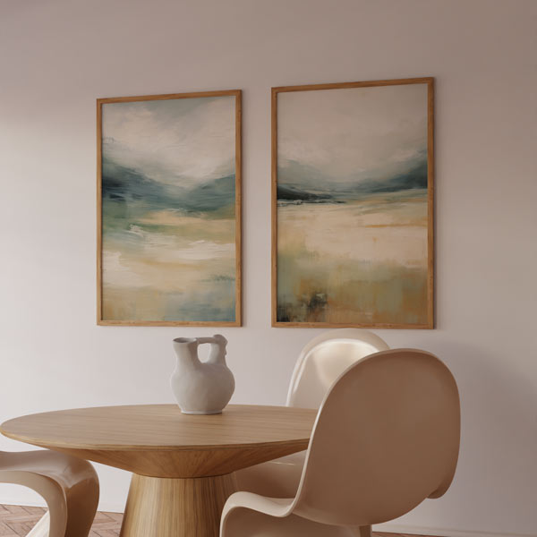 Conjunto de dois quadros com paisagem abstrata, água tranquila, horizonte enevoado e tons de bege, creme, azul acinzentado e areia, em estilo abstrato luminoso. Disponível em kudeko.com
