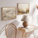 Cuadro horizontal de montañas difusas entre niebla, con capas suaves en beige, arena, gris humo y marfil, de estilo naturaleza y paisajes. Disponible en kudeko.com