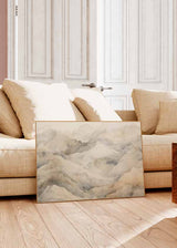 Cuadro horizontal de montañas difusas entre niebla, con capas suaves en beige, arena, gris humo y marfil, de estilo naturaleza y paisajes. Disponible en kudeko.com