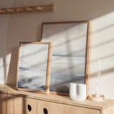 Set aus zwei Wandbildern mit nebligem Horizont, sanften Bergen, ruhigem Wasser und Tönen in Offwhite, Rauchgrau und Graublau, im Natur- und Landschaftsstil mit klarer, ruhiger Wirkung. Erhältlich auf kudeko.com