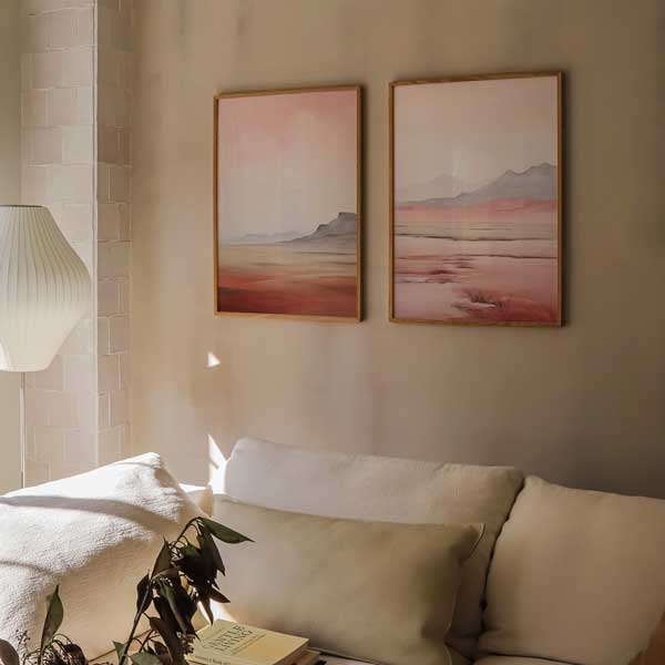 Conjunto de dos cuadros con paisaje desértico de montañas suaves, horizonte amplio, cielo rosado, tonos arena, beige y gris, estilo naturaleza y paisajes. Disponible en kudeko.com
