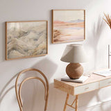 Cuadro horizontal de paisaje lacustre con montañas suaves al fondo, reflejos en agua tranquila, tonos arena, melocotón, beige y gris lavanda, estilo naturaleza y paisajes. Disponible en kudeko.com