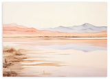 Cuadro horizontal de paisaje lacustre con montañas suaves al fondo, reflejos en agua tranquila, tonos arena, melocotón, beige y gris lavanda, estilo naturaleza y paisajes. Disponible en kudeko.com