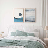 Wandbild mit abstrakter Landschaft, nebligem Horizont, sanften Schichten in Graublau, Off-White und Rauchfarben, im klaren Natur- und Landschaftsstil gestaltet. Erhältlich auf kudeko.com