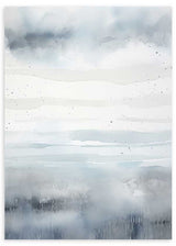 Wandbild mit abstrakter Landschaft, nebligem Horizont, sanften Schichten in Graublau, Off-White und Rauchfarben, im klaren Natur- und Landschaftsstil gestaltet. Erhältlich auf kudeko.com