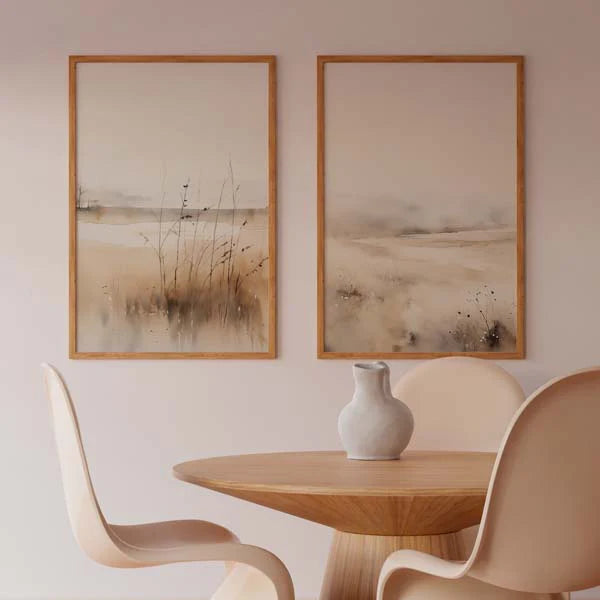 Conjunto de dos cuadros con paisaje de orilla difuminado, agua en calma, bruma suave, hierbas secas y tonos beige arena en estilo naturaleza y paisajes. Disponible en kudeko.com