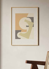 Cuadro con composición de formas geométricas superpuestas en beige, crema, arena y gris topo, de estilo minimalista. Disponible en kudeko.com
