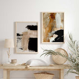 Cuadro con composición abstracta de manchas negras intensas, blanco roto y beige arena, con formas amplias y contraste sobrio de estilo abstracto. Disponible en kudeko.com