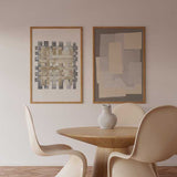 Set aus zwei gerahmten Wandbildern mit abstrakten Rechtecken, geometrischen Strukturen in Beige, Grau, Creme und Off-White, im zeitgenössischen abstrakten Stil. Erhältlich auf kudeko.com