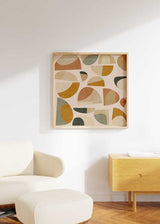 Quadratisches Wandbild mit halbkreisförmigen und organischen geometrischen Formen in Beige, Terrakotta, Senfgelb, Salbeigrün und Creme, im zeitgenössischen geometrischen Stil auf hellem Hintergrund. Erhältlich auf kudeko.com