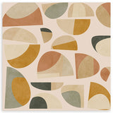 Quadratisches Wandbild mit halbkreisförmigen und organischen geometrischen Formen in Beige, Terrakotta, Senfgelb, Salbeigrün und Creme, im zeitgenössischen geometrischen Stil auf hellem Hintergrund. Erhältlich auf kudeko.com