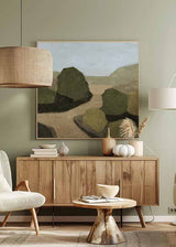 Quadratisches Wandbild mit Landschaft, Sandweg, beigen Hügeln, olivgrünen Sträuchern, hellblauem Himmel und reduziertem Naturstil. Erhältlich auf kudeko.com