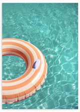 Tableau avec bouée ronde à rayures pêche et blanches sur piscine turquoise lumineuse, vue aérienne épurée dans un style photographique estival et lumineux. Disponible sur kudeko.com