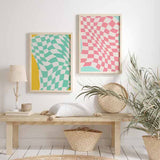 Cuadro con patrón ajedrezado ondulado en rosa pastel y blanco, con bordes turquesa suaves y estilo geométrico de efecto óptico moderno. Disponible en kudeko.com