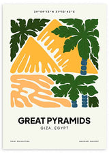 Cuadro de pirámides de Guiza con palmeras tropicales, arena en tonos beige, amarillo mostaza, verde intenso y detalles azules, de estilo ilustración. Disponible en kudeko.com