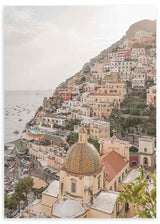 Quadro de paisagem costeira urbana de Positano com casas em socalcos, cúpula mediterrânica, mar calmo e tons areia, branco sujo, terracota e azul acinzentado, em estilo fotográfico equilibrado. Disponível em kudeko.com