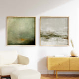 Cuadro cuadrado de paisaje brumoso con colinas oscuras, cielo amplio verde grisáceo, beige suave y luz anaranjada tenue, de estilo naturaleza y paisajes. Disponible en kudeko.com